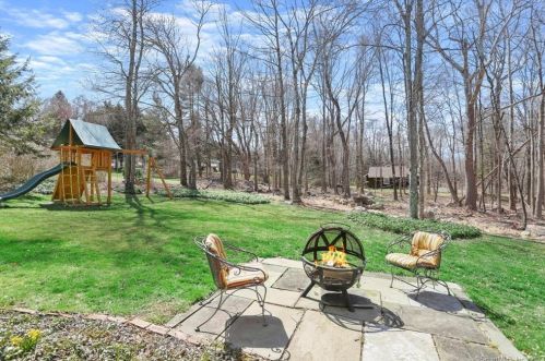 12 Cold Spg Dr, Bridgeport CT 06611-1106 exterior