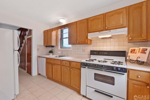 400 Douglas Ave, Avenel NJ  07001-1108 exterior