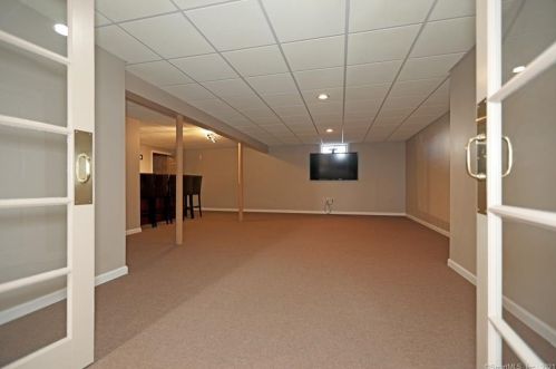 60 Berrios Hl Rd, Windsor CT 06095-1000 exterior