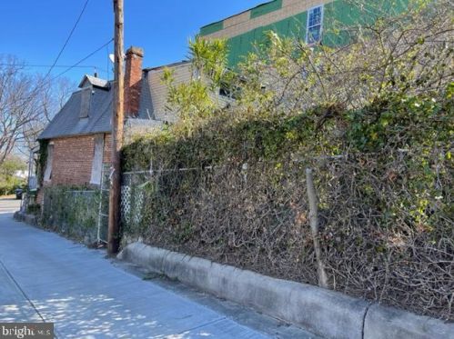 5207 Clay St, Washington, DC 20019-6639