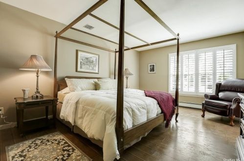 11 Remsen Ct, Mount Sinai NY  11766-1603 exterior