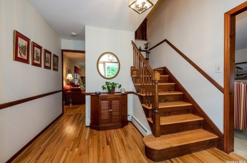 18 Penelope Dr, Strongs Neck, NY 11733-2016