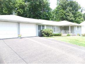 19 Nottingham Dr, Endicott, NY 13760-4205