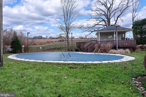 16 Hunters Cir, Lebanon NJ  08833-4395 exterior