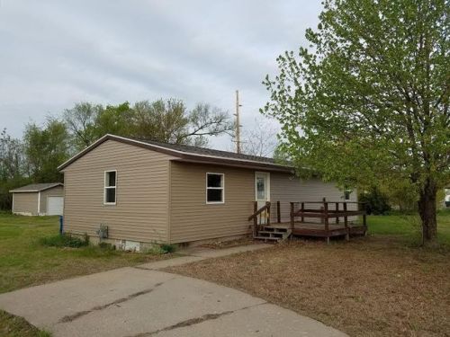 101 Sunrise Dr, Fruitland, IA 52749-9360
