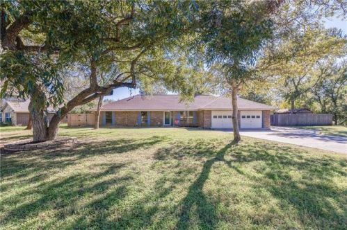 1303 Spanish Trail Dr, Granbury, TX 76048-1716