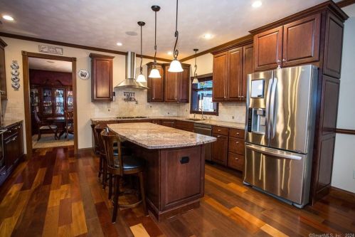 2 Deepwood Dr, Norwich CT  06360-1608 exterior