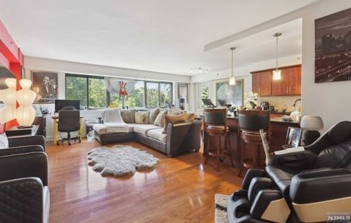 60 Parkway Dr, East Orange NJ  07017-4533 exterior