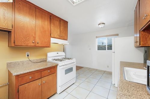 1636 99 Ave, Oakland CA  94605-4814 exterior