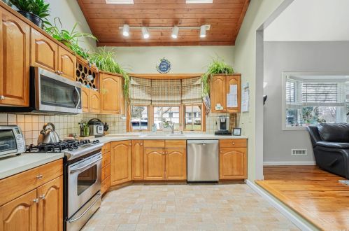 40 Royal Ln, Northport NY  11768-3332 exterior