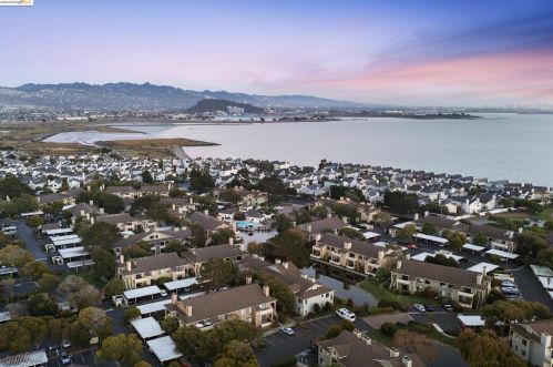 123 Lakeshore Ct, Richmond CA  94804-7422 exterior