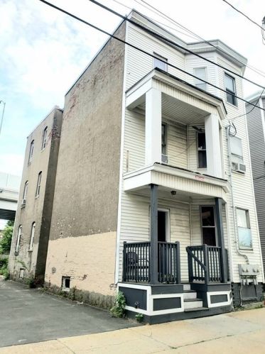 167 Walnut St, Chelsea MA  02150-2334 exterior