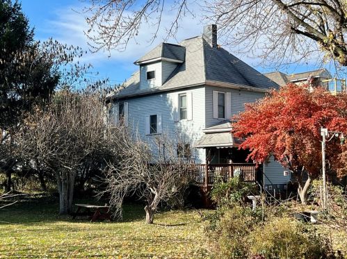 225 8th St, South Connellsville, PA 15425-3018