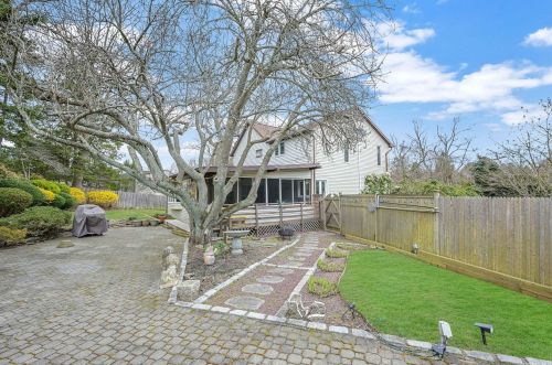 35 Rogues Path, Huntington Station NY exterior