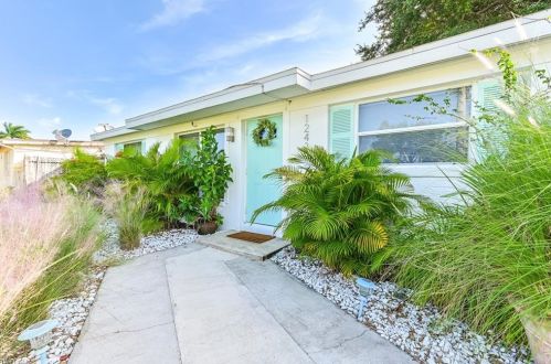 1243 Brookside Dr, Naples FL  34104-4201 exterior