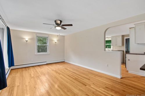8 Sautter Dr, Uncasville CT  06382-1829 exterior