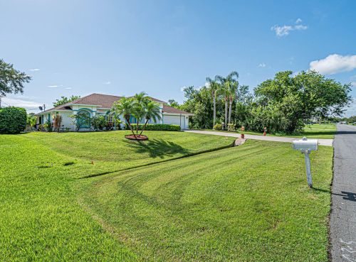 893 Carnation Dr, Sebastian, FL 32958-4989