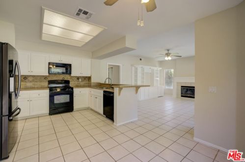 26520 Mistletoe Ct, Santa Clarita CA  91355-3525 exterior