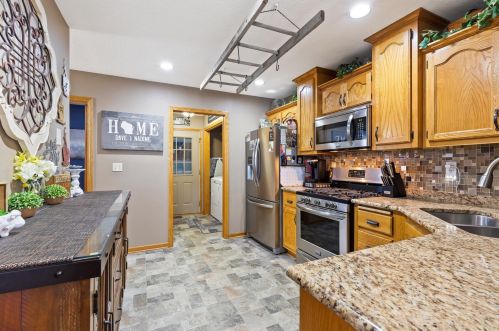 414 Park Place Ct, Waterford, WI 53185-2880