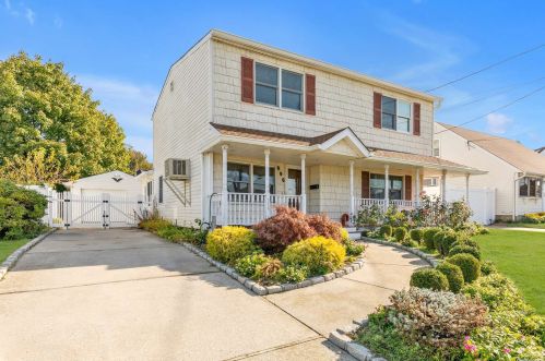 896 Washington Ave, Westbury, NY 11590-6014