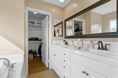 19920 Holly Dr, Santa Clarita CA  91350-3698 exterior