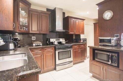 1384 78th St, Hialeah, FL 33014-3433