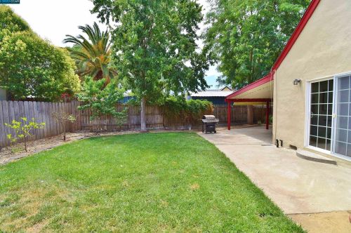 4066 Kensington Dr, Concord CA  94521-3333 exterior