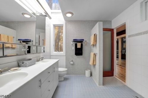 12 Robinwood Dr, West Paterson NJ  07424-2320 exterior