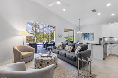 132 Glen Eagle Cir, Naples, FL 34104-5713