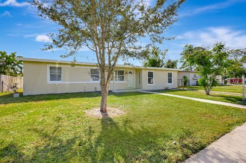 160 Princess Dr, Fort Pierce FL  34952-2336 exterior