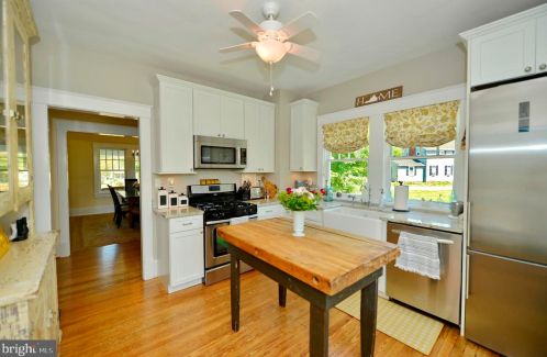 21 Loudoun St, Lovettsville VA  20180-8513 exterior