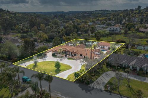 1129 Sugarbush Dr, Vista CA  92084-6605 exterior