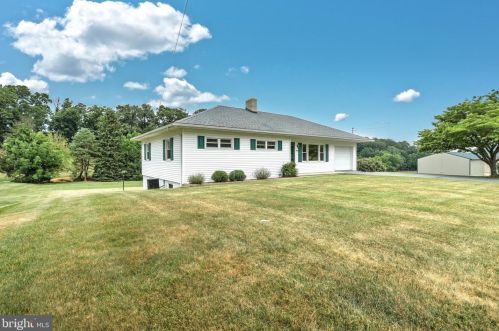 135 Springvale Rd, Red Lion, PA 17356-8338