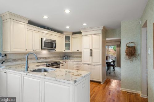 6 Stirling Ct, Wayne, PA 19087-5703