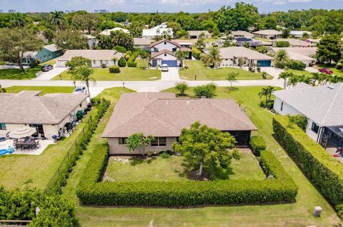 9690 Sussex St, Naples, FL 34109-1622