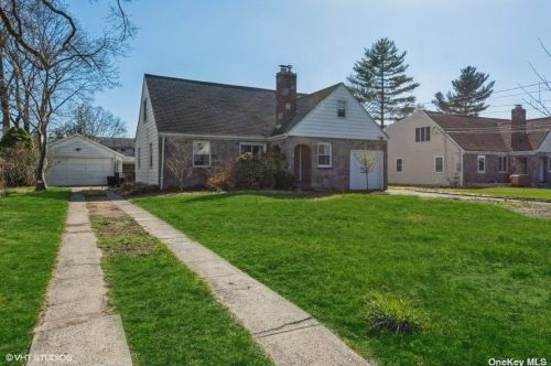 524 Elm St, Hempstead, NY 11552-3335