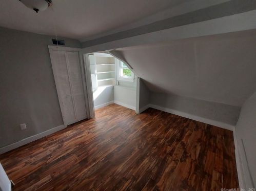11 Fleet St, Waterbury, CT 06704-2910