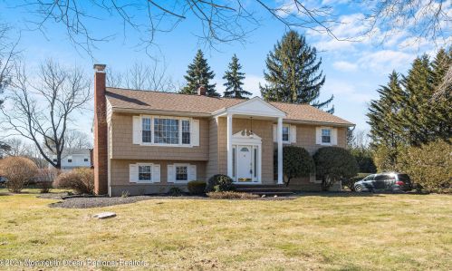 40 Walling Rd, East Freehold, NJ 07728-1570