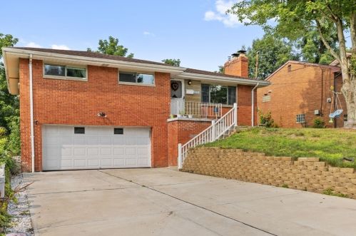 6850 Ridgevue Dr, Pittsburgh, PA 15236-3644