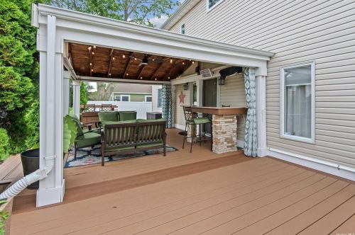 49 Roderick Rd, West Islip NY  11795-2632 exterior