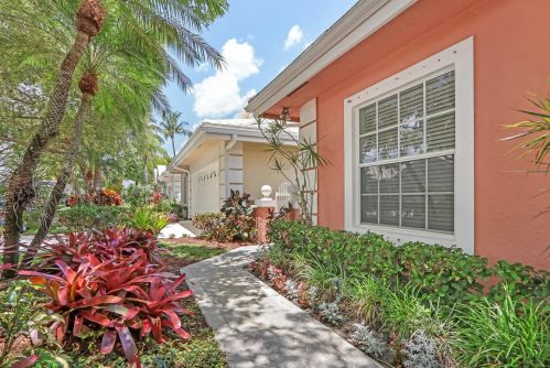 231 Canterbury Dr, West Palm Beach FL  33418-7178 exterior