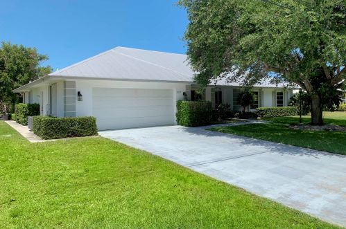 8335 Palm St, Hobe Sound, FL 33455-2924