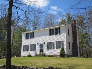 9 Oak St, Newmarket, NH 03857-2048