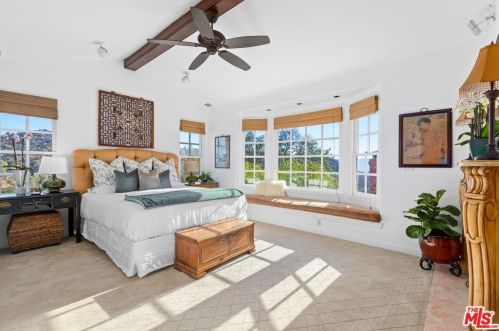 2300 Gardner Pl, Glendale CA 91206 exterior