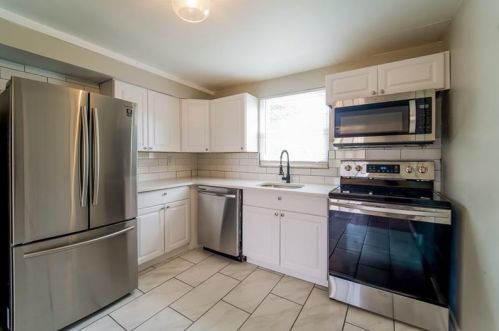 128 Bellwood Dr, Whitaker PA  15120-3602 exterior