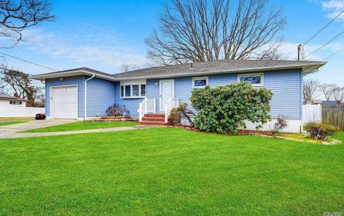 176 Massachusetts Ave, Bayshore, NY 11706-3245
