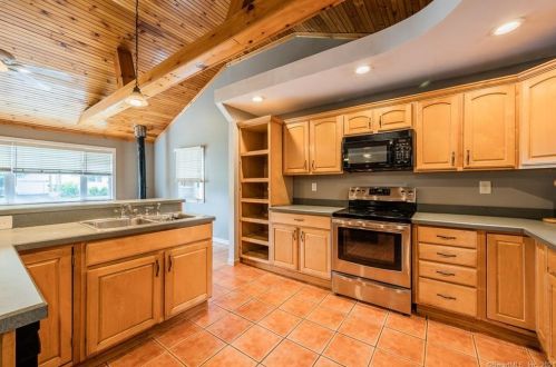 3 Robin St, Waterford CT  06385-2111 exterior