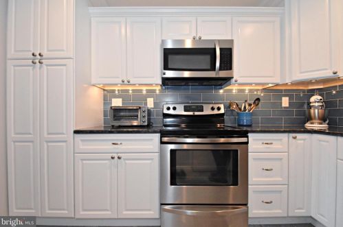 1109 Harbour Dr, Palmyra NJ 08065-2218 exterior