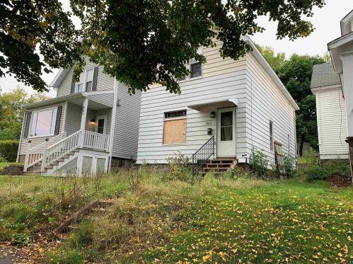 803 6th St, Duluth, MN 55806-2301