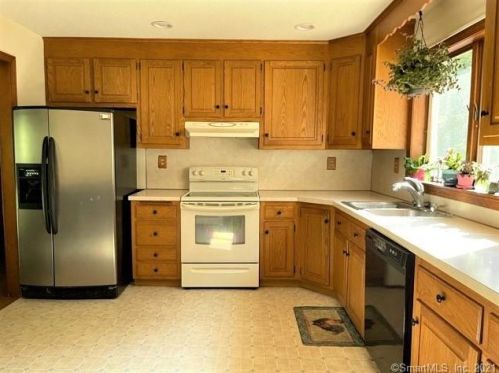 15 Lena Dr, Uncasville CT  06382-1405 exterior